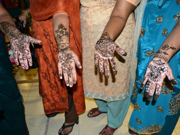 மருதாணி இடும் போட்டி