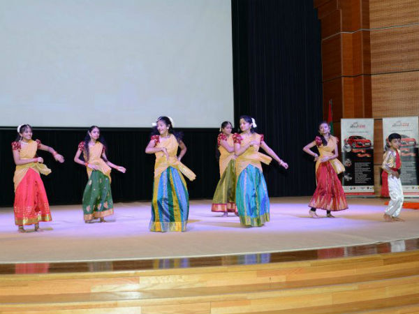 சிறுவர், சிறுமியரின் கிராமிய நடனம்