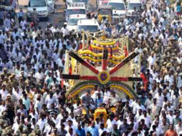 நினைவஞ்சலி கொடுத்த நேரு