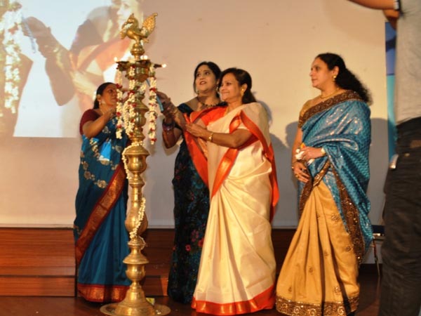 குத்துவிளக்கேற்றி நிகழ்ச்சி துவக்கம்