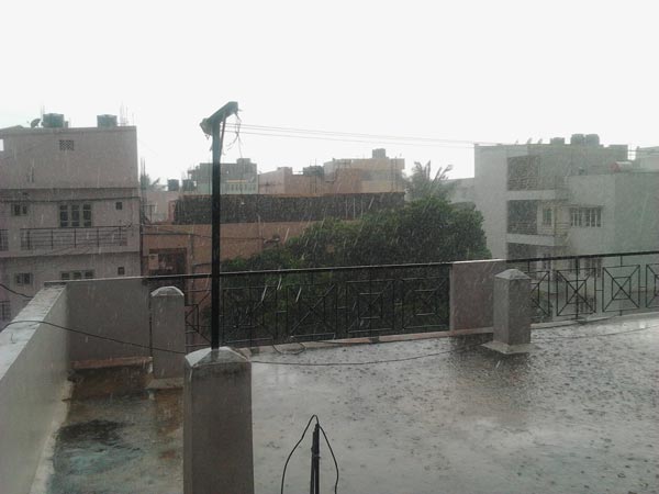 வெளுத்து வாங்கிய மழை