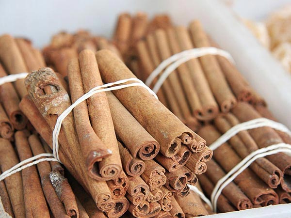 இலவங்கப்பட்டை: இலவங்கப்பட்டை: