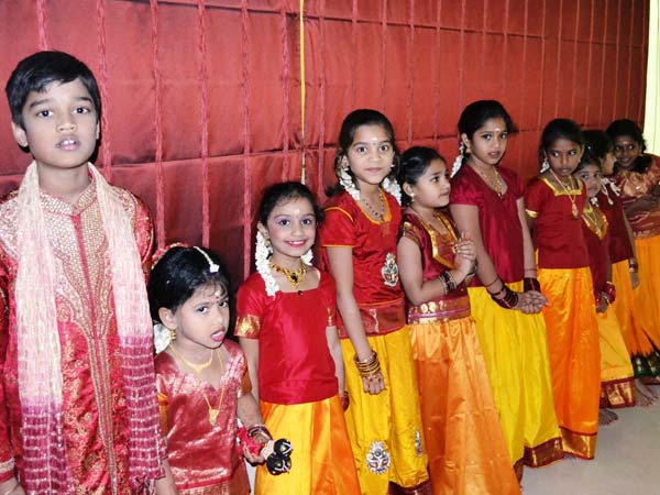 போட்டோவுக்கு போஸ் கொடுக்கும் குட்டீஸ்