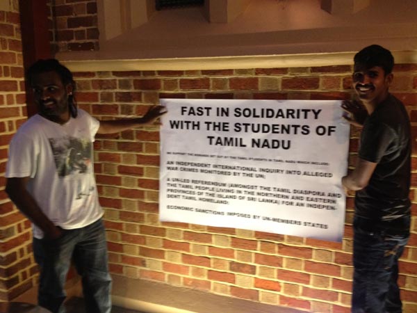 தமிழக மாணவர்களுக்கு ஆதரவாக உண்ணாவிரதம் தமிழக மாணவர்களுக்கு ஆதரவாக உண்ணாவிரதம்