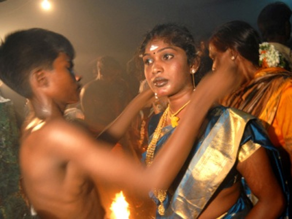 தாலி கட்டும் திருநங்கைகள் தாலி கட்டும் திருநங்கைகள்