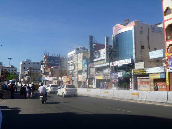 பஸ்மீது கல்வீச்சு