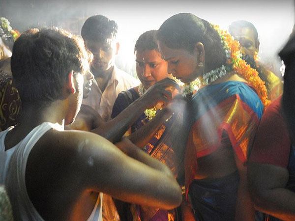 தாலி கட்டிக்கொள்ளுதல்