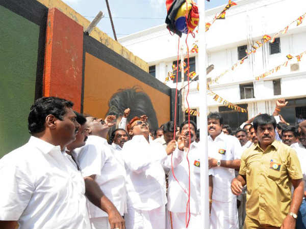 கொடியேற்றிய விஜயகாந்த்