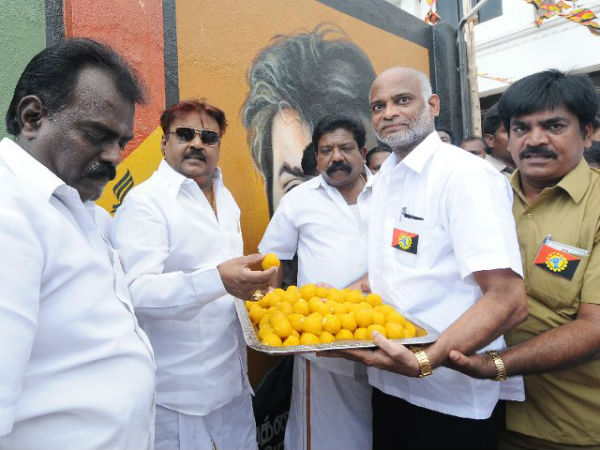 தொழிலாளர்களுக்கு இனிப்பு 