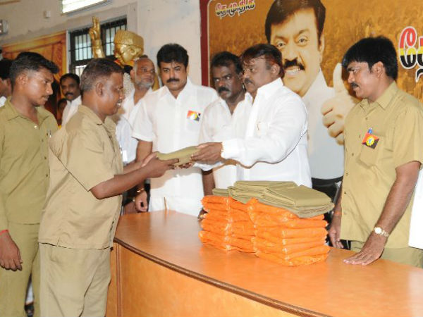 சீருடையும் கொடுத்த கேப்டன்