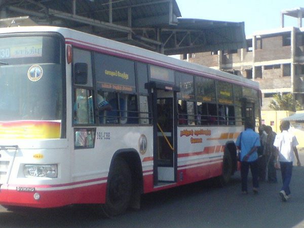 பெண்களை நிற்க விடும் ஆண்கள் பெண்களை நிற்க விடும் ஆண்கள்