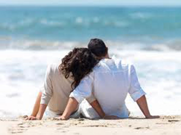 அழகாய் பூக்குதே