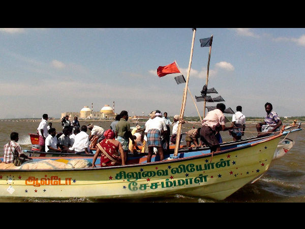 விடிய விடிய போராட்டம்- கடல் வழி முற்றுகை