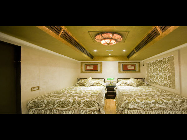 காண்ட்ராக்டர்களுடன் கைகோர்த்து...