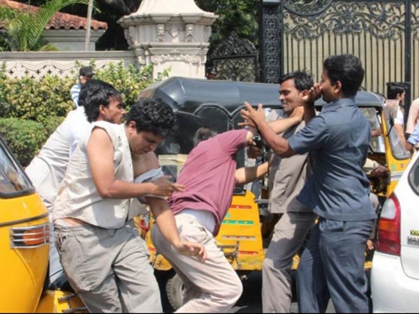 ஆத்திரத்தில் பாதுகாவலர்கள்