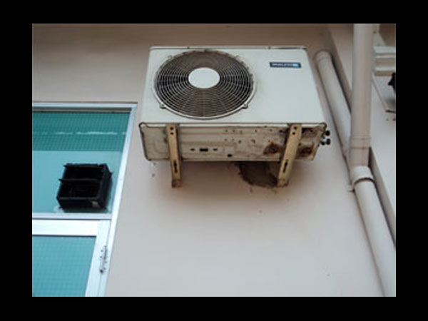 ஏசி இல்லாமல் வேலை...