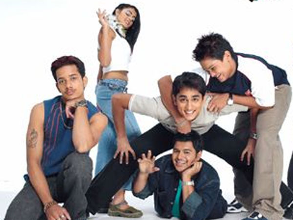 லைட்டாக சைட் அடித்தபடி...