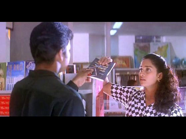 விழியில் விழி மோதி இதயக் கதவொன்று திறந்ததே ..