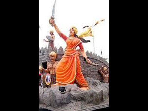 துரோகிகளை கருவறுத்த வீரத்தாய் குயிலி துரோகிகளை கருவறுத்த வீரத்தாய் குயிலி