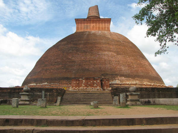 சிங்கள மன்னன் பெயராம்