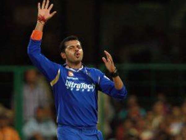 மும்பையில் ரெய்டு- ஸ்ரீசாந்த் லேப்டாப் பறிமுதல்- புக்கி கைது