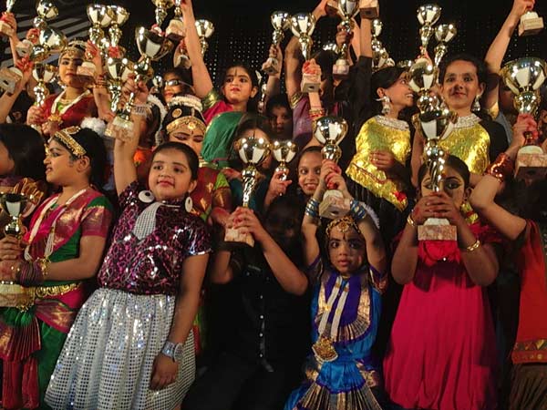 மகிழ்ச்சியில் சிறுமிகள்