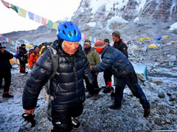 மலையேறும் தாத்தா