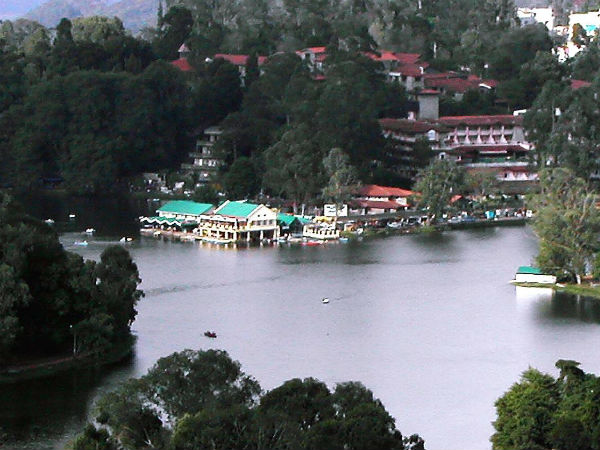 Tourists throng Kodaikanal in thousands of vehicles Tourists throng Kodaikanal in thousands of vehicles