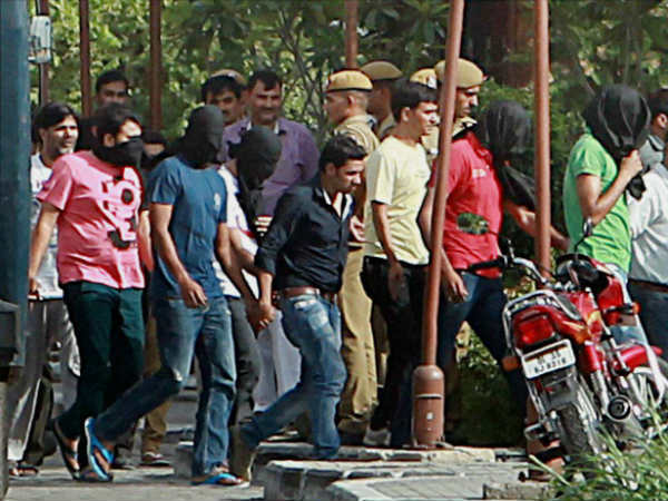 சந்தானி போன வருஷமே கைதானவர் சந்தானி போன வருஷமே கைதானவர்