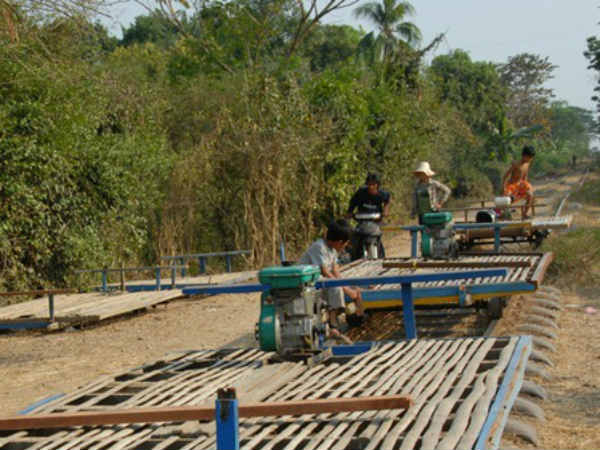 தண்டவாளத்துல தான் ஓடும்...