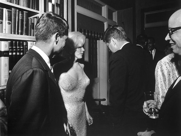 கவர்ச்சி மாயக்காரி மர்லின்