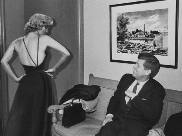 பிரபலங்கள் இவருக்குப் பின்னால்