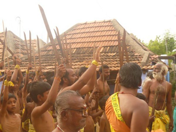 கத்தி போட்ட இளசுகள்