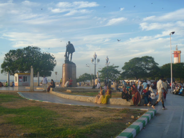 சுறுசுறுப்பான காந்தி சிலை சாலை