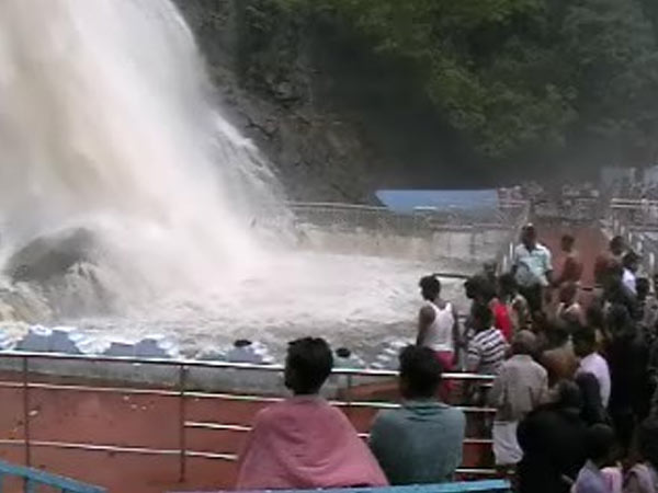 நீர்வீழ்ச்சிகளில் பண மழை