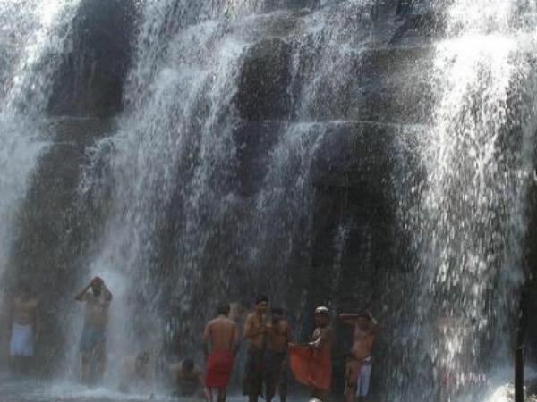 குமரியிலும் குவியும் மக்கள்