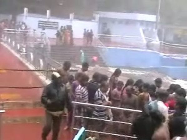 குற்றாலத்தில் எப்படியும் ரூ.5.5 லட்சம் அள்ளிரனும்...