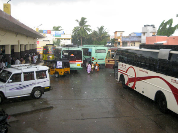 திணறி வரும் குற்றாலம்