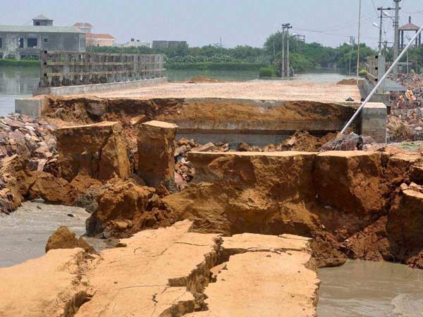 1100 சாலைகள் சேதம்