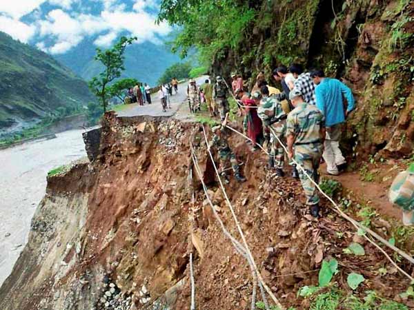 எங்கு பார்த்தாலும் நிலச்சரிவு