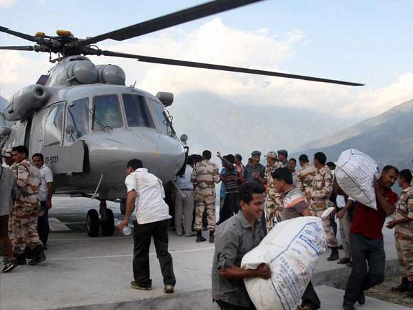 ஹெலிகாப்டர் மூலம் உணவுப் பொட்டலங்கள்