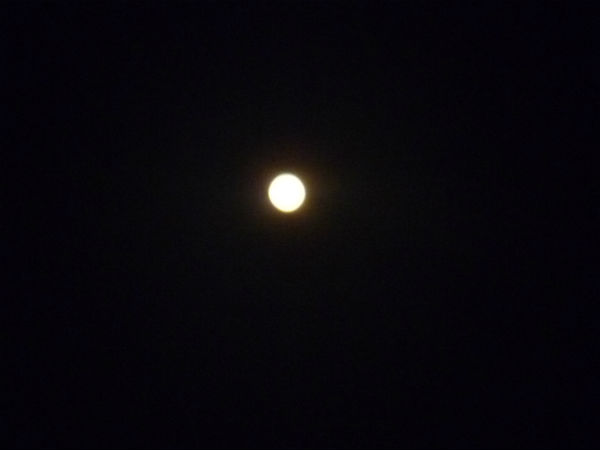 மேகமூட்டத்திற்கு நடுவே