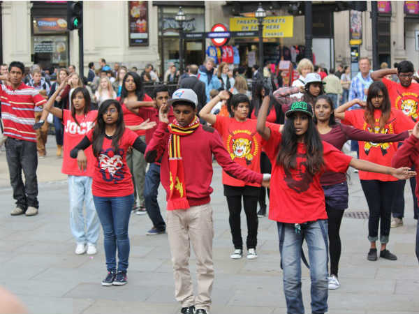 நடனத்துடன் போராட்டம்