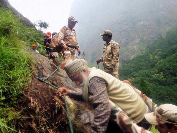 பத்ரிநாத்தில் யாத்ரீகர்கள் தவிப்பு