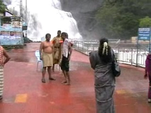 வெளுத்து வாங்கும் விற்பனை...