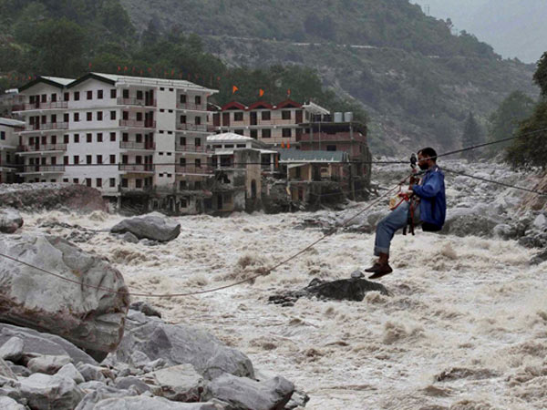 கயிறு மூலம் ஆற்றை கடத்தல்