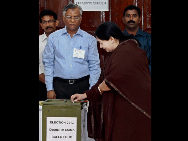 அணி அணியாக வந்து வாக்களித்த அதிமுக கூட்டணி...