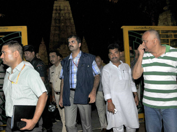 தேசிய புலனாய்வு நிறுவனத்தினர்