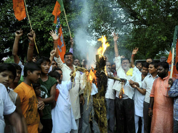 நிதிஷ் கொடும்பாவி எரிப்பு