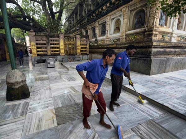 சுத்தம் செய்யும் ஊழியர்கள்